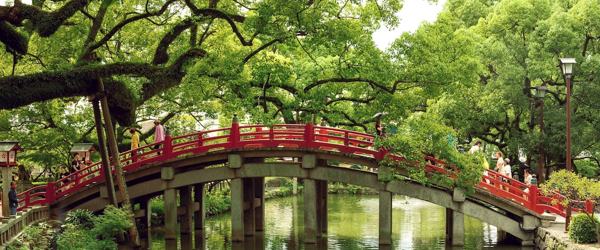 On the way to the Dazaifu Tenmangu shrine is this bridge that spans the Shinji-ike pond. Known as Taikobachi, or Taiko Bridge, it is very picturesque and quite reminiscent of old Japan especially when people wearing yukatas and kimonos cross it.