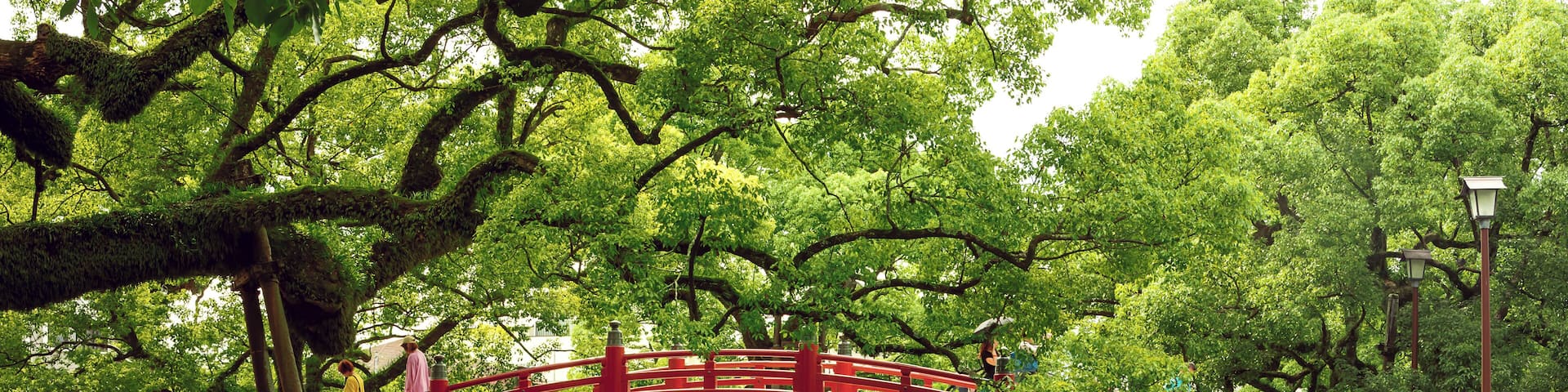 On the way to the Dazaifu Tenmangu shrine is this bridge that spans the Shinji-ike pond. Known as Taikobachi, or Taiko Bridge, it is very picturesque and quite reminiscent of old Japan especially when people wearing yukatas and kimonos cross it.