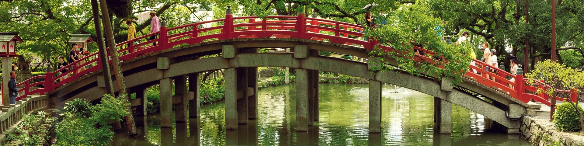 On the way to the Dazaifu Tenmangu shrine is this bridge that spans the Shinji-ike pond. Known as Taikobachi, or Taiko Bridge, it is very picturesque and quite reminiscent of old Japan especially when people wearing yukatas and kimonos cross it.