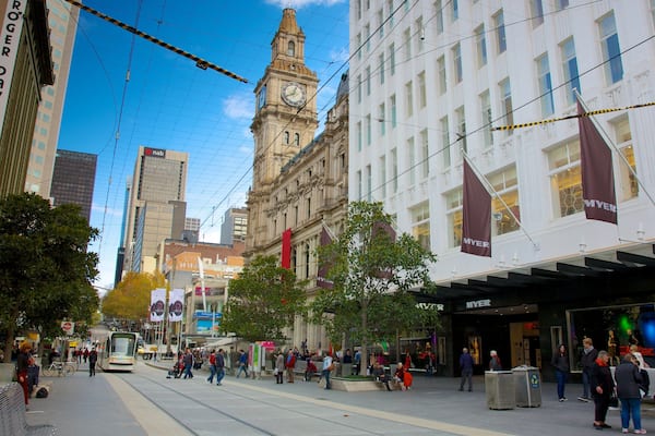 Bourke Street Mall which includes a city, street scenes and shopping