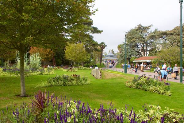 Jardins de Bournemouth mettant en vedette randonnée ou marche à pied et parc