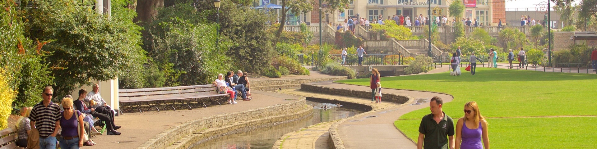 Bournemouth Lower Gardens mit einem Fluss oder Bach und Park sowie kleine Menschengruppe
