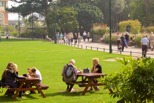 Bournemouth Lower Gardens das einen Wandern oder Spazieren und Park sowie kleine Menschengruppe