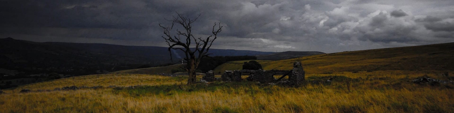 Found this spot in Castleton in the Peak District along with some moody skies on latest hike #bvssquad