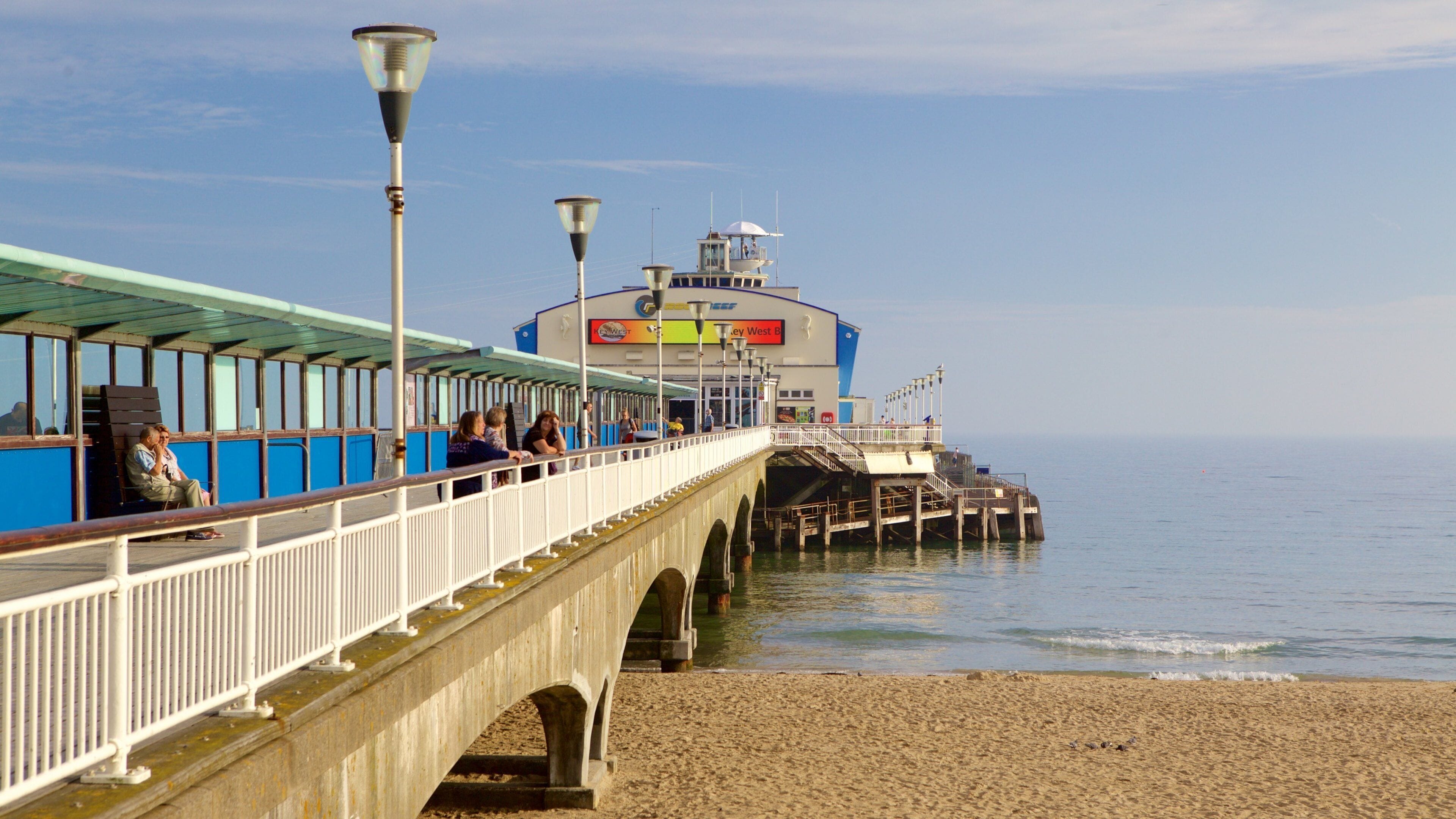 Bournemouth Pier das einen Sandstrand