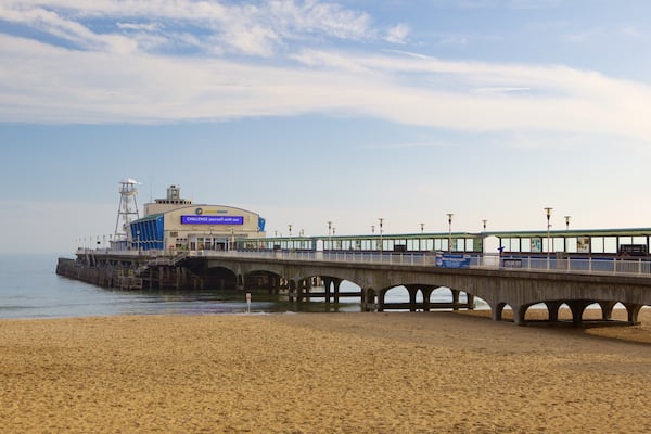Bournemouth Pier mit einem Strand