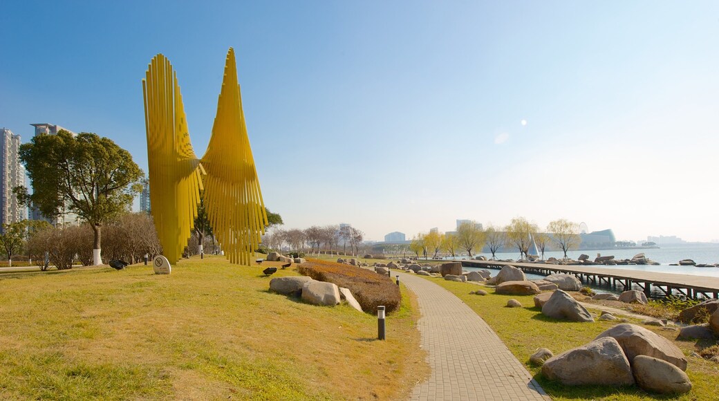 Jinji Lake showing a garden and outdoor art