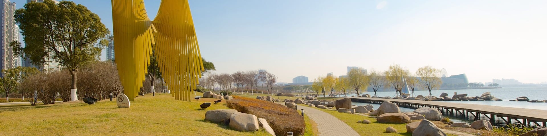 Jinji Lake showing a garden and outdoor art