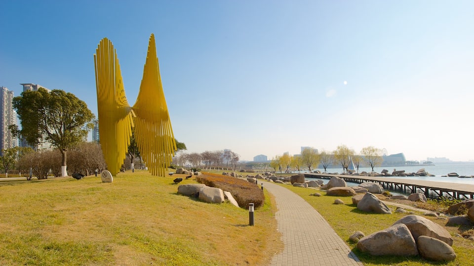 Jinji Lake showing a garden and outdoor art