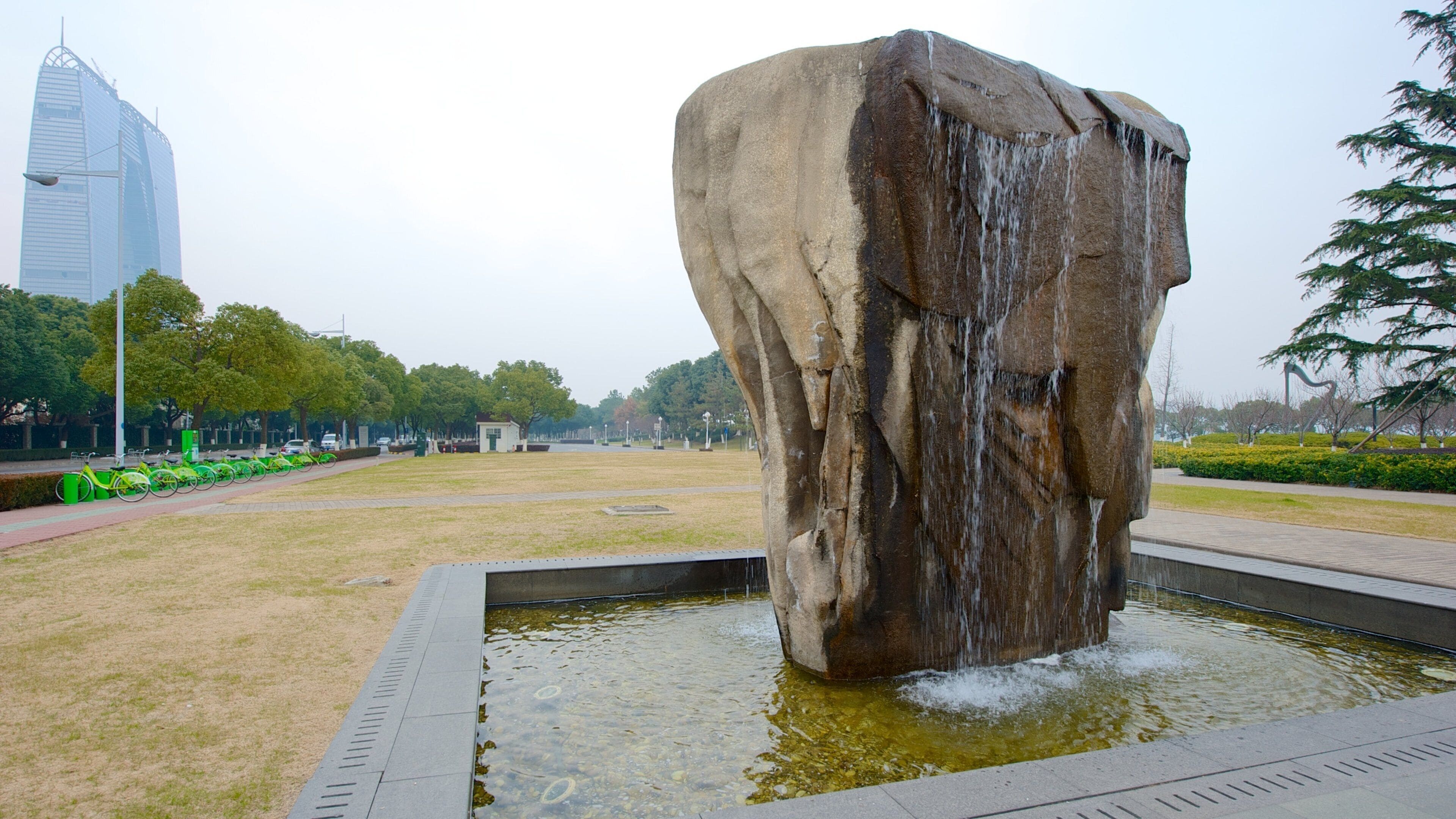 Jinji Lake featuring a garden and a fountain