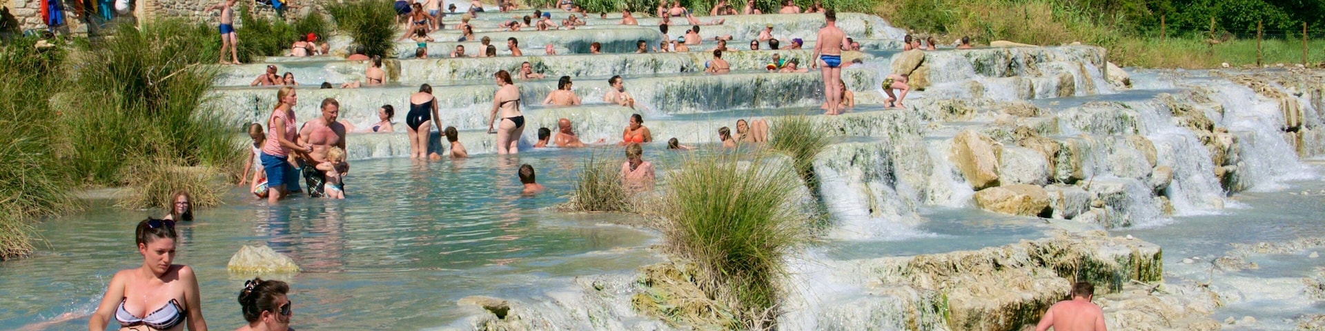 Grosseto mostrando uma fonte termal assim como um grande grupo de pessoas