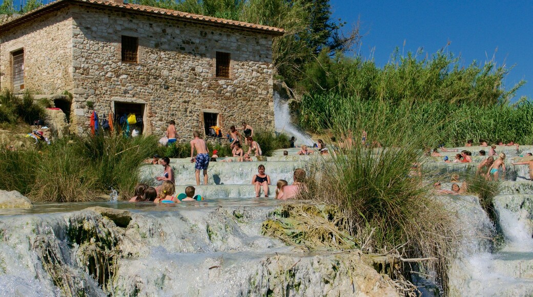 Grosseto som inkluderar en het källa såväl som en stor grupp av människor