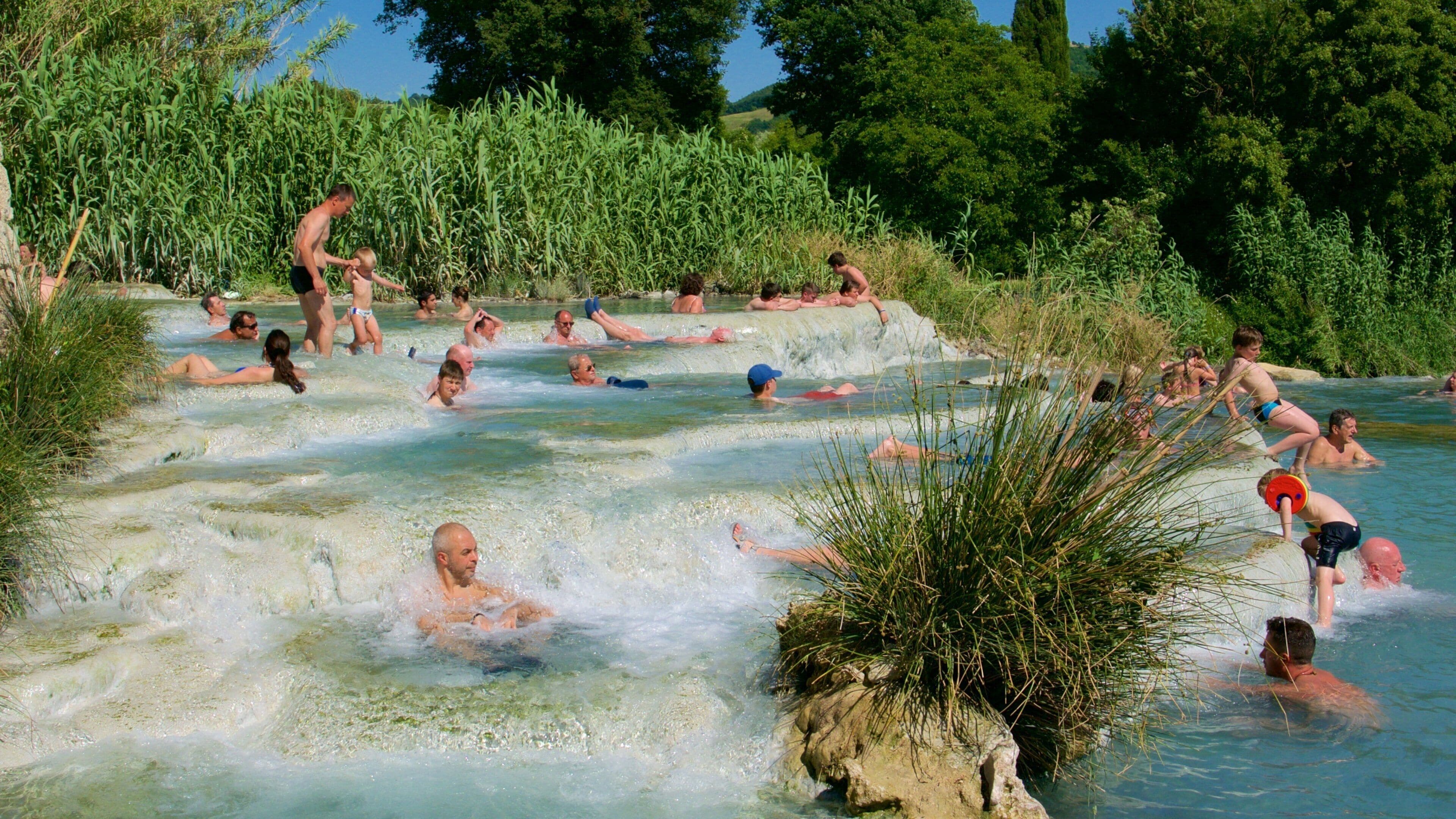 Grosseto presenterar bad och en het källa såväl som en stor grupp av människor