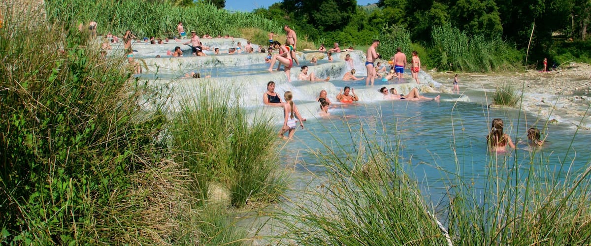 Grosseto mostrando aguas termales y natación y también un gran grupo de personas