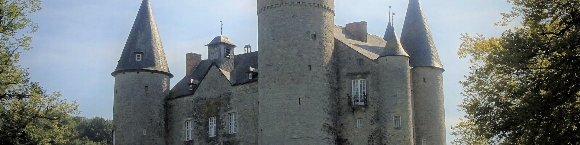 With its heavy walls and five pointed towers, the “Château de Vêves” looks like a fairy-tale castle. It was built in 1410 but according to ancient chronicles and discovered foundations, a first fortification was built here in the 7th century. Remarkable: The castle (and its predecessor) has been inhabited by the same family for more than 9 centuries. #History