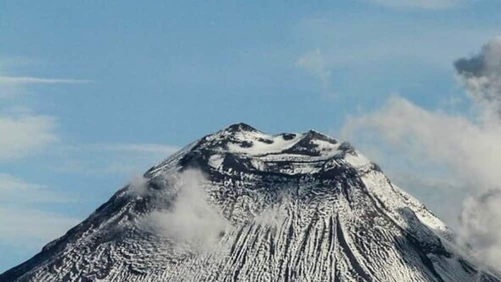 The great snowfall in the entire Ecuadorian highlands on Friday night and today, has been spectacular.
The Tungurahua volcano was not excluded