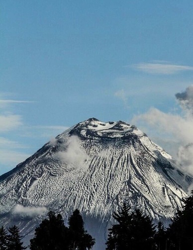 The great snowfall in the entire Ecuadorian highlands on Friday night and today, has been spectacular.
The Tungurahua volcano was not excluded