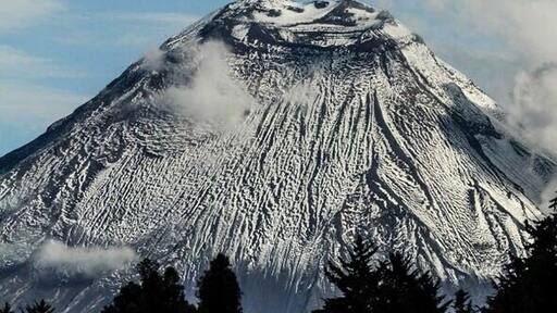 The great snowfall in the entire Ecuadorian highlands on Friday night and today, has been spectacular.
The Tungurahua volcano was not excluded
