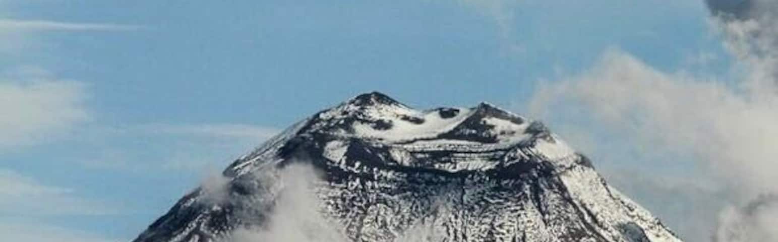 The great snowfall in the entire Ecuadorian highlands on Friday night and today, has been spectacular.
The Tungurahua volcano was not excluded