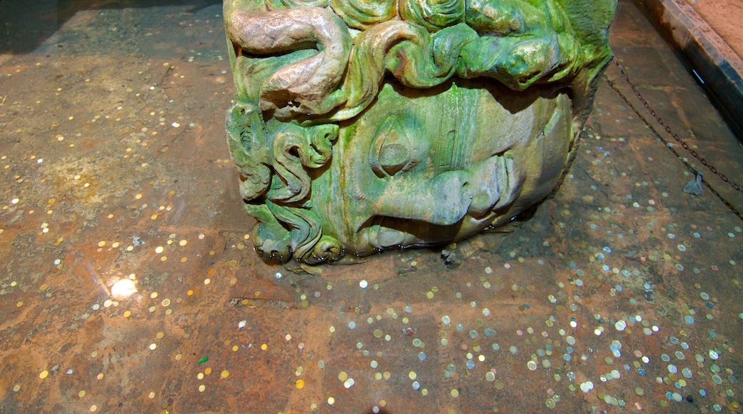 Cisterna Basilica caratteristiche di statua o scultura