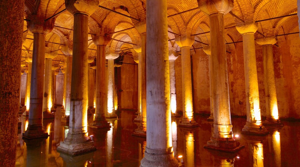 Basilica Cisterne inclusief religieuze elementen, interieur en een kerk of kathedraal