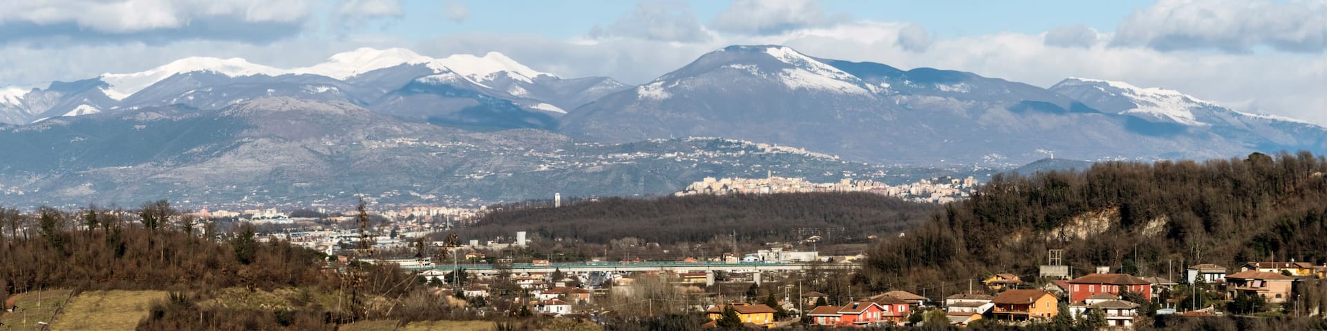 Frosinone e la valle del Sacco, con i monti Ernici, Lepini e Ausoni - panorama