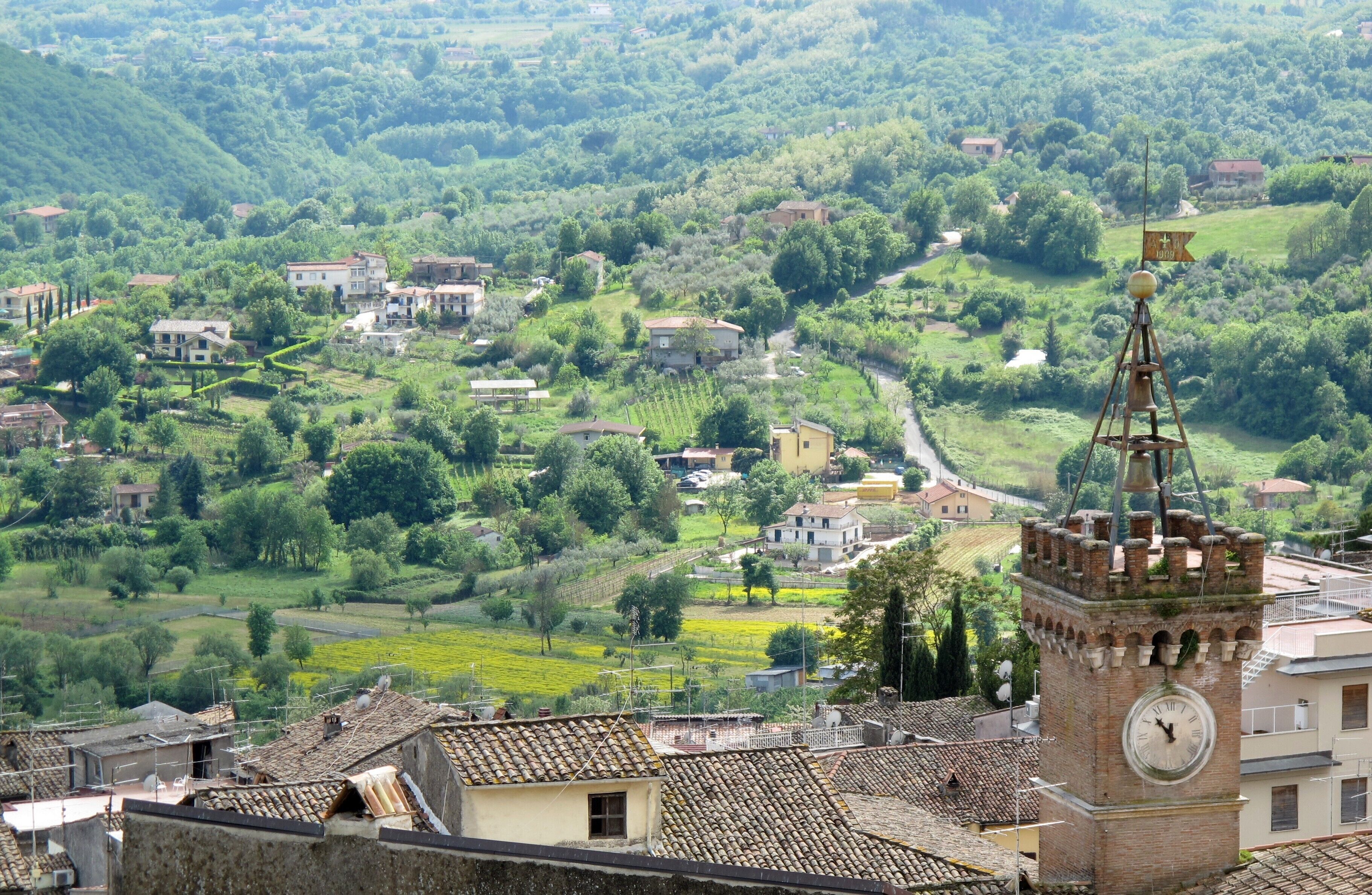 Torre comunale e vista sulla campagna