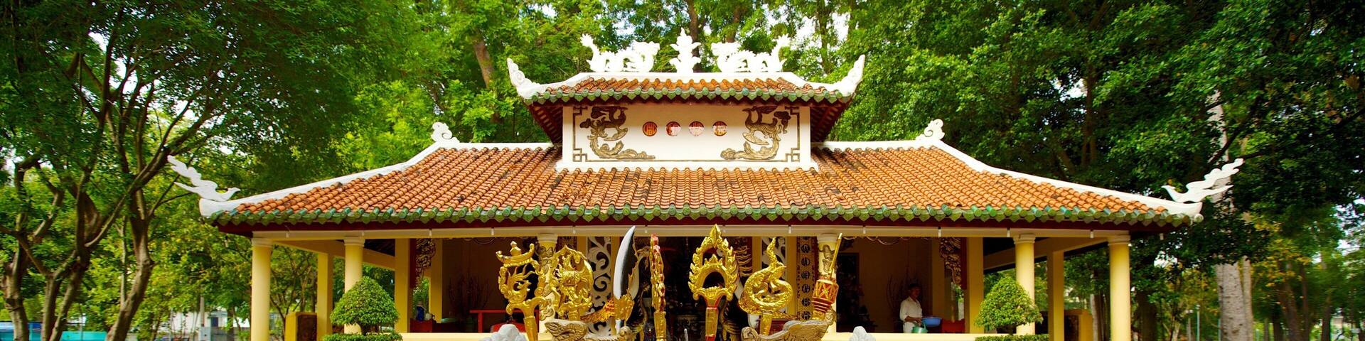 Tao Dan Park showing a park, a temple or place of worship and religious aspects