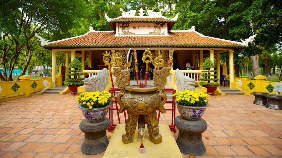 Parque Tao Dan ofreciendo aspectos religiosos, un parque y un templo o sitio de culto