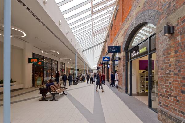 Swindon Designer Outlet mit einem Innenansichten und Einkaufen sowie kleine Menschengruppe