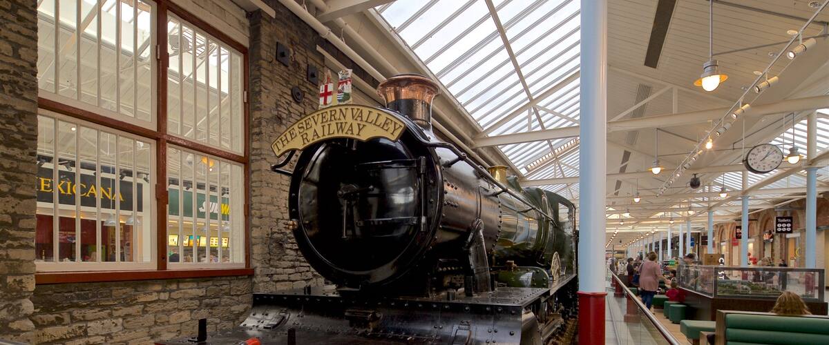 Swindon Designer Outlet mostrando vistas de interior, elementos ferroviarios y elementos patrimoniales