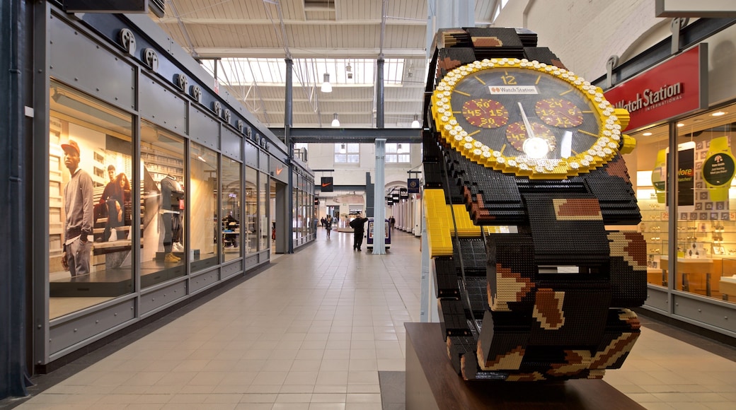 Swindon Designer Outlet das einen Innenansichten, Kunst und Einkaufen