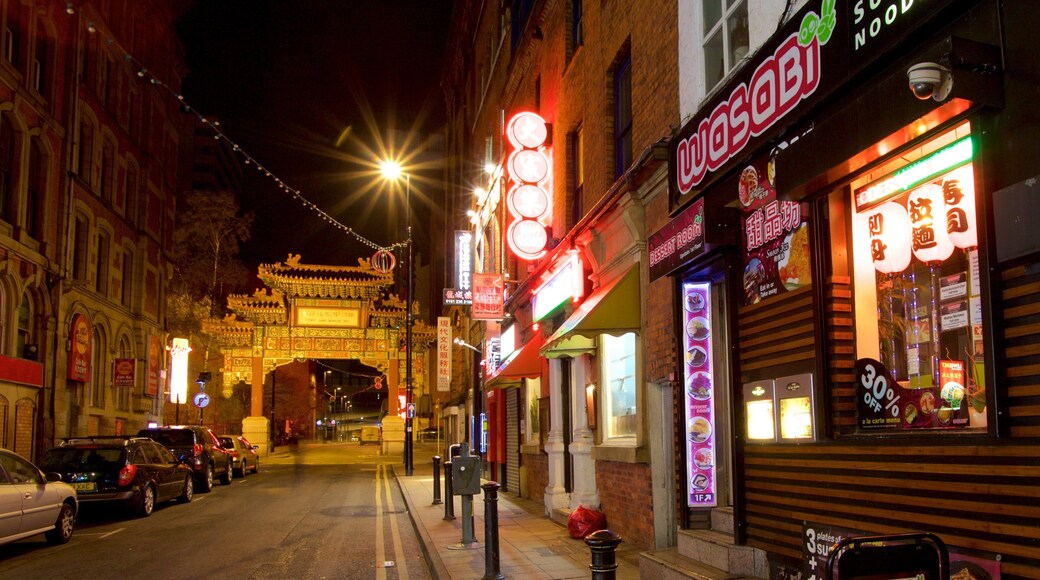 Chinatown presenterar shopping, skyltar och stadsutsikter