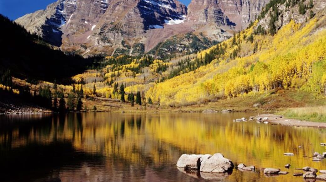 USA, Colorado, Maroon Bells and Maroon Lake, autumn