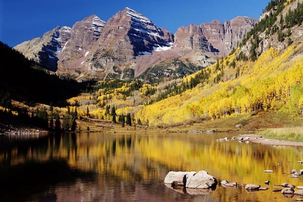 USA, Colorado, Maroon Bells and Maroon Lake, autumn