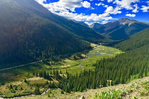 Independence Pass, originally known as Hunter Pass, is a high mountain pass in the Rocky Mountains of central Colorado in the United States. It is at elevation 12,095 ft on the Continental Divide in the Sawatch Range.
#Green