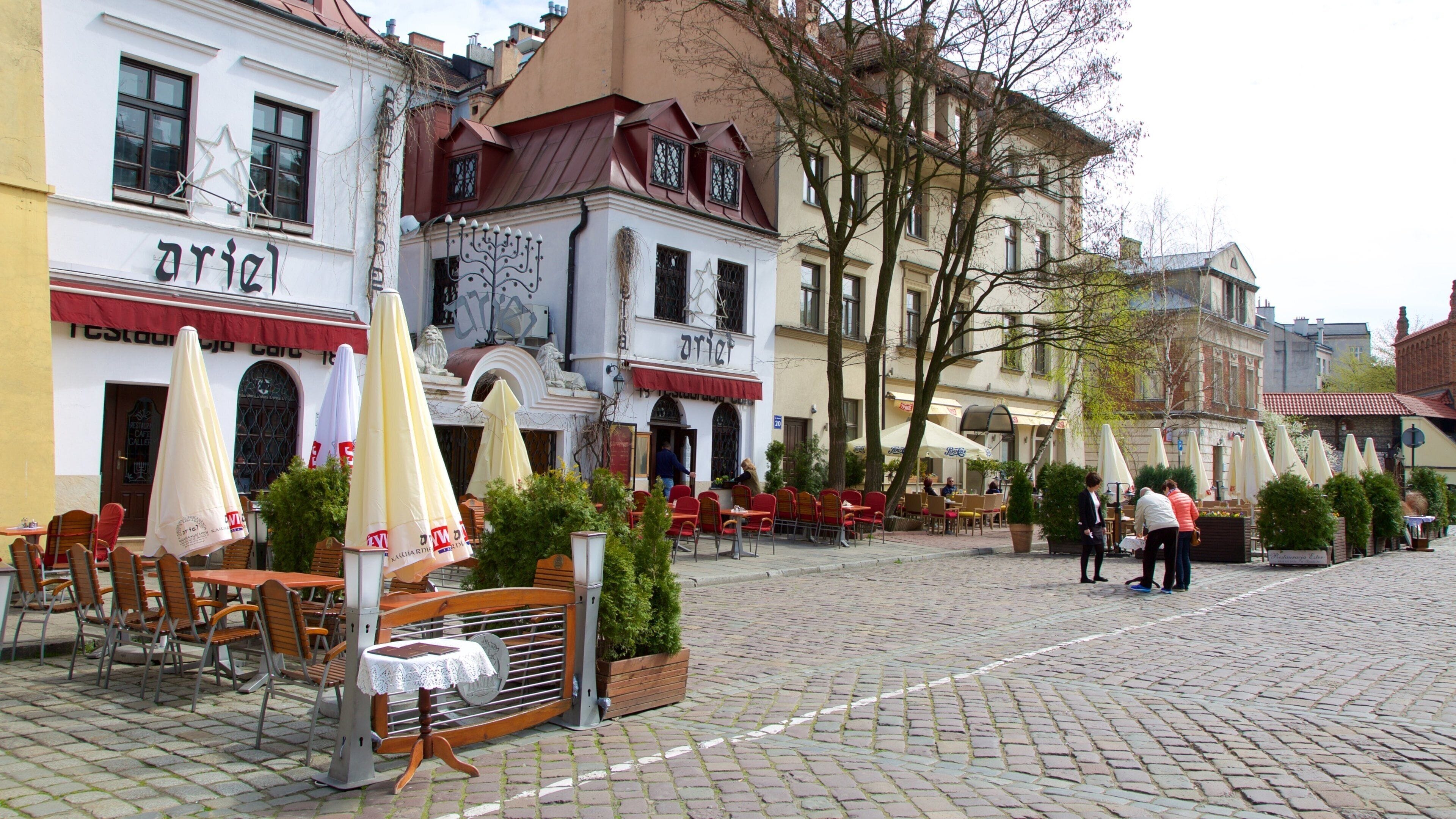 Kazimierz which includes outdoor eating