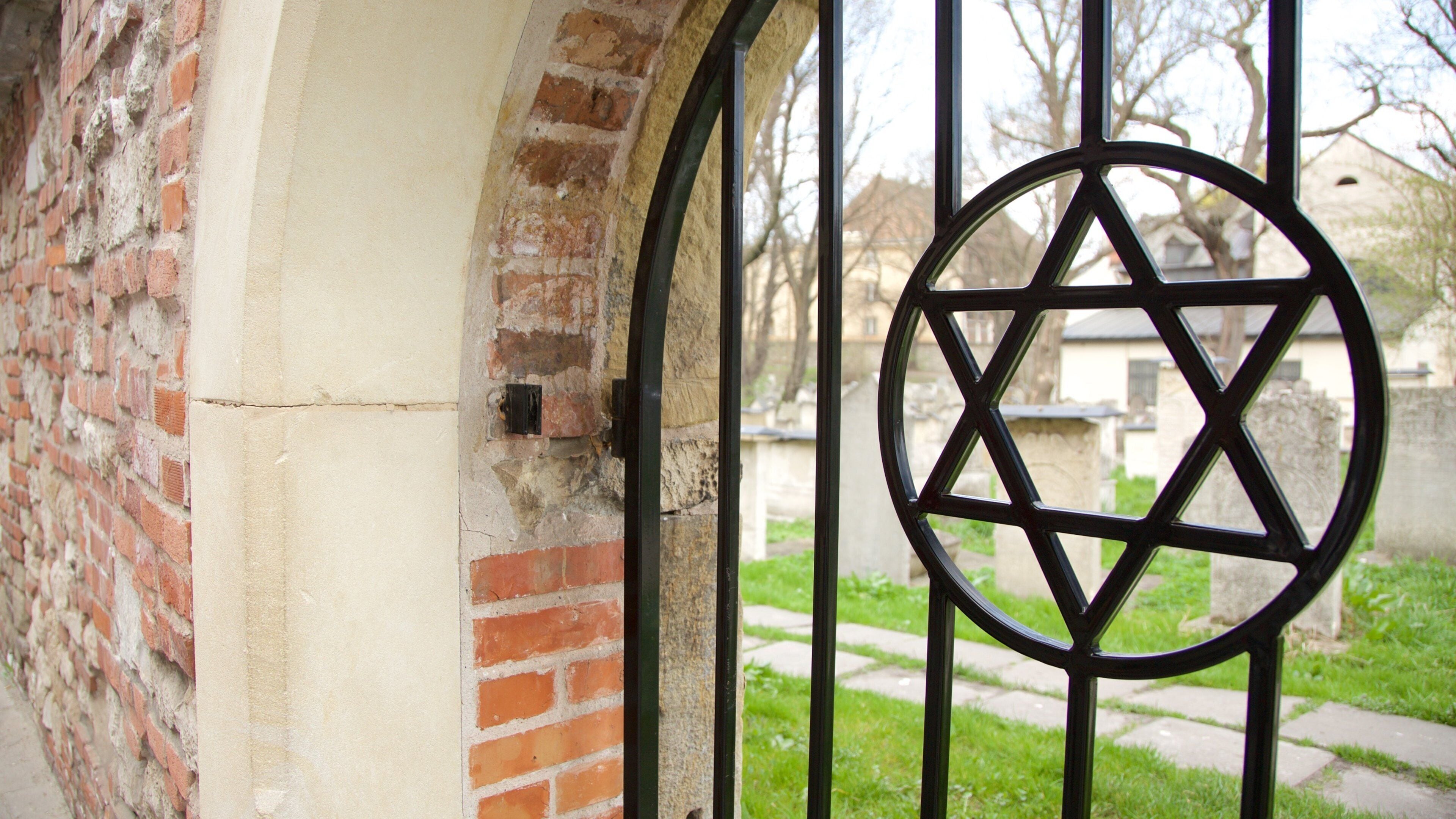 Kazimierz featuring a cemetery