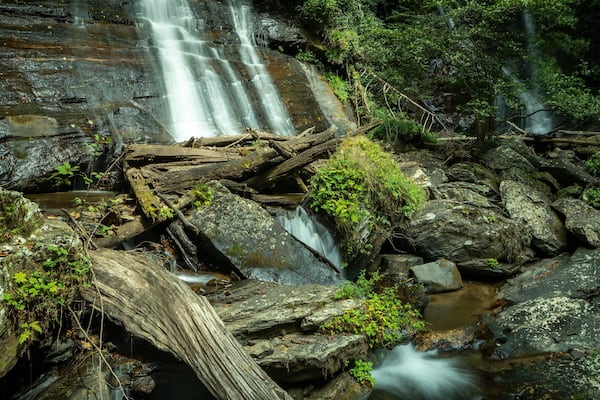 Anna Ruby Falls featuring a waterfall