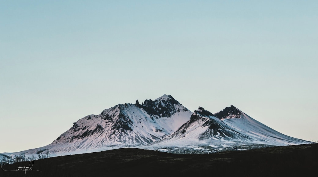 beautiful hike in the surroundings of Skaftafell. When i saw this mountain, it turns a big smile on my face!
#happy #troveon #iceland #mountains #travel #nationalpark