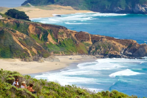 Faro de Point Sur mostrando montañas, una playa y vistas generales de la costa