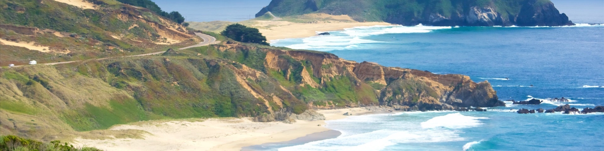 Ngọn hải đăng Point Sur trong đó bao gồm phong cảnh, cảnh bờ biển và bãi biển cát