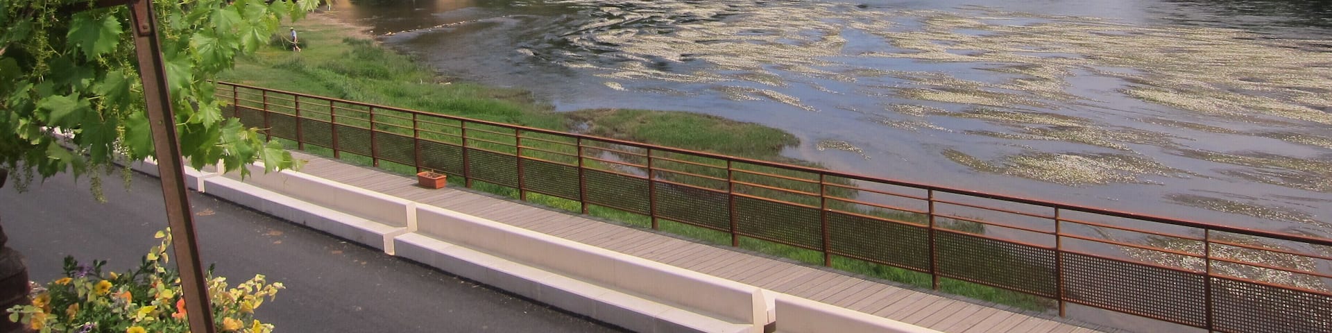 2 bridges where the Vezere river goes further with the Dordogneriver at Limeuil