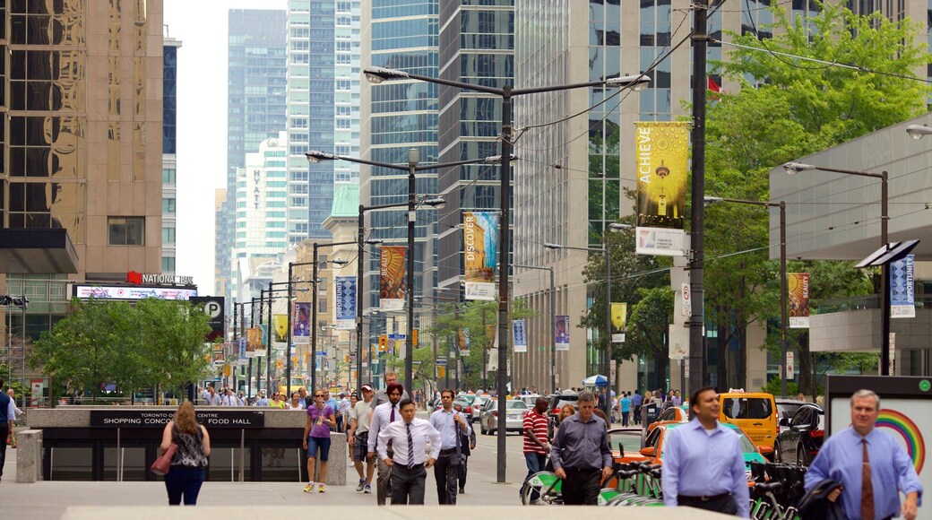Distrito Financiero mostrando una ciudad y escenas cotidianas y también un grupo grande de personas