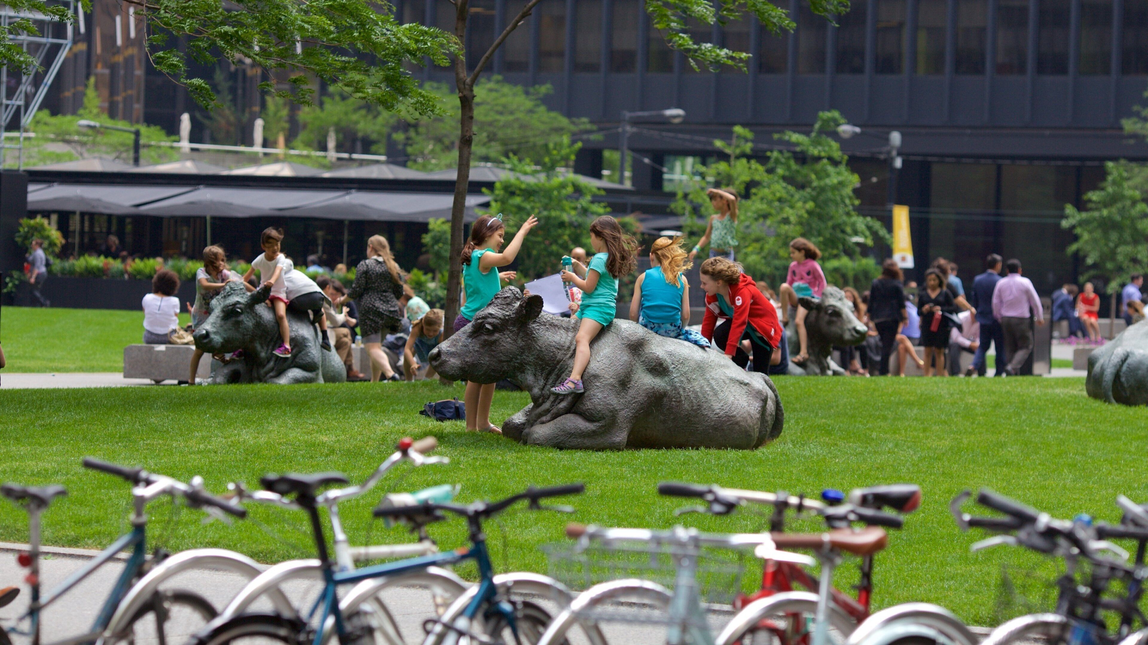 Det finansielle distrikt som viser en park såvel som en stor gruppe mennesker