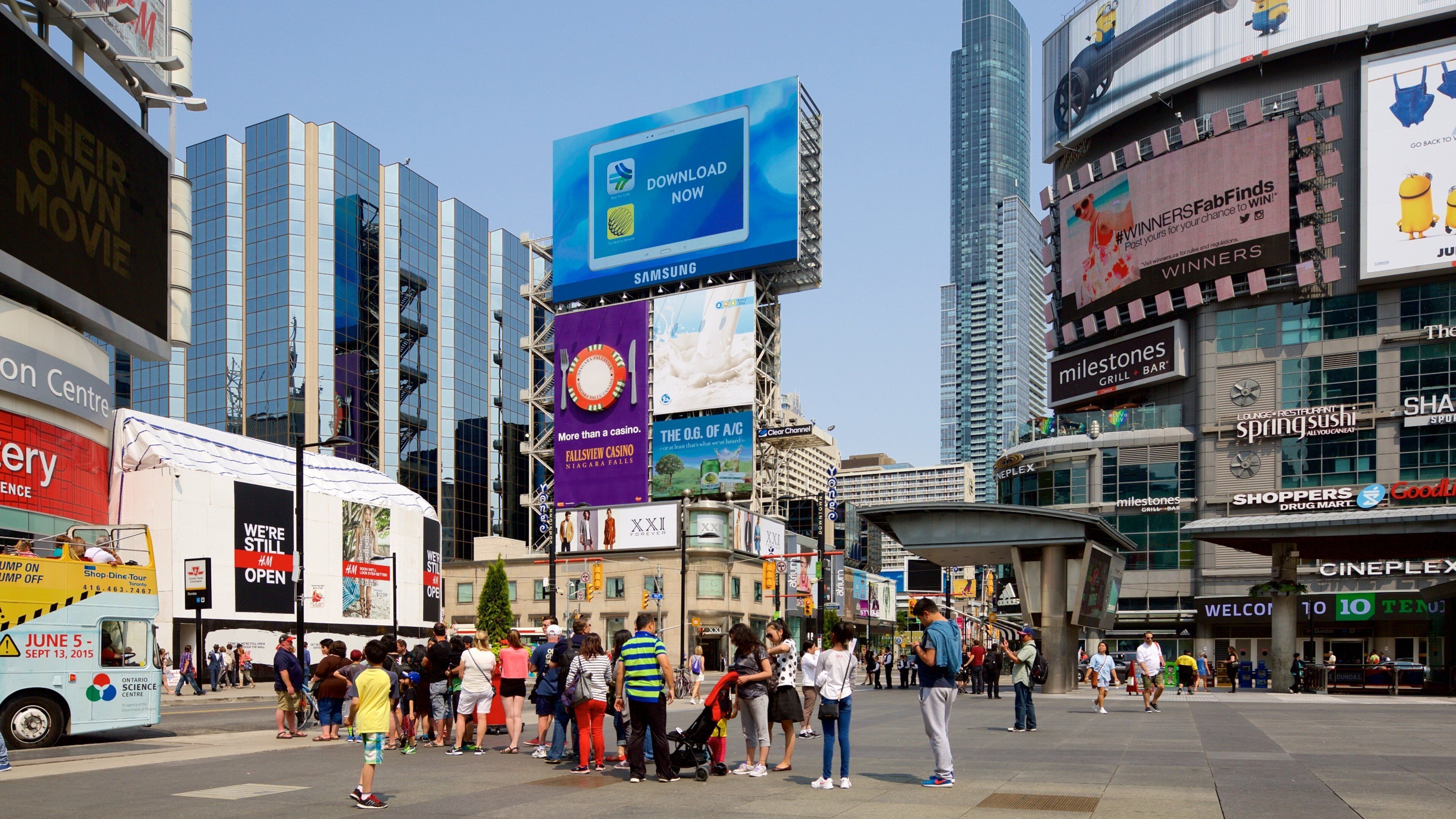 The Village som visar en stad, en skyskrapa och gatuliv