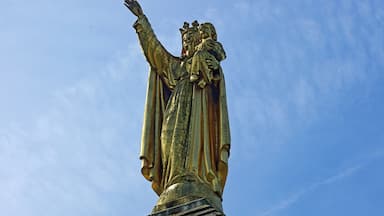 Argenton-sur-Creuse (Indre) Chapelle de la Bonne-Dame. A la fin du XIIe siÚcle une vaste forteresse, dotée de dix tours occupait presque deux hectares. "Pendant les guerres du moyen-ùge, le chùteau d'Argenton fut assiégé et pris plusieurs fois. Philippe Auguste s'en empara en 1188, et quatre cents aprÚs, le 15 mars 1589, Henri IV, dans une de ses lettres, manifeste toute sa joie d'avoir pu prendre miraculeusement une place aussi forte que l'était ce chùteau. (...) DÚs l'année 1564, l'intérieur du chùteau n'offrait p^lus que des ruines, tandis que ses énormes tours présentaient encor un front redoutable. (...) Sous le ministÚre de Richelieu, la destruction du vieux chùteau d'Argenton fut résolue, et des lettres patentes de Louis XIII, du 11 juillet 1632, ordonnÚrent la levée des 20 000 livres nécessaires pour subvenir aux frais de cette démolition. Vingt ans plus tard, le parlement cherchant à renouveler les troubles de la Fronde, ordonna de fortifier de nouveau le chùteau d'Argenton, auquel on travailla en 1630 et 1651; mais Louis XIV donna enfin l'ordre de faire sauter tout ce qui restait de ces fortifications." (Dictionnaire géographique, historique, industriel et commercial de toutes les communes de France et de plus de 20,000 hameaiux en dépendant. Par A Girault de Saint Fargeau - 1844) Seule la chapelle castrale fut gardée. La Chapelle de "La bonne Dame" est un reste trÚs remanié, à la fin du 19e siÚcle, par l'architecte parisien Alfred Trolliet*, de l'ancienne chapelle castrale. La statue de la Bonne-Dame d'Argenton , l'Enfant Jésus sur son bras gauche, étend son bras droit sur la ville, faisant écho à la phrase sur le portail : Posuerunt me custodem, « Ils m'ont placé là pour les protéger ». Cette statue, réalisée en cuivre rouge, avec une charpente intérieure en fer, dorée à la feuille par la Société française d'ornements de Paris est montée en juillet 1899 sur le clocher de la nouvelle chapelle. La statue mesure 6,5 mÚtres de hauteur et pÚse 3 tonnes. On doit à Alfred Trollier l'immeuble des 23 et 25 rue du Capitaine Lagache dans le 17Úme à Paris, contruit en 1890.