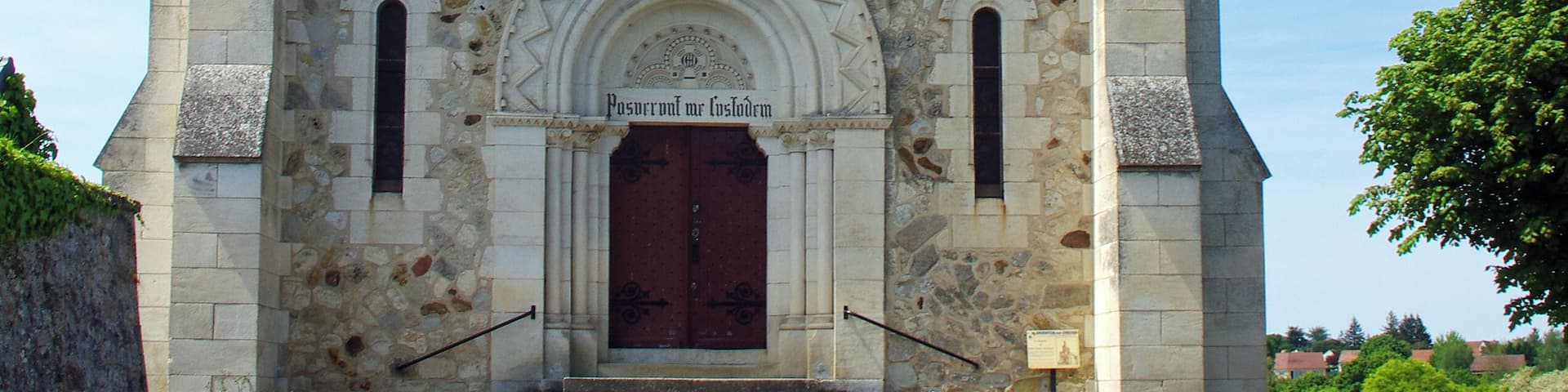 Argenton-sur-Creuse (Indre) Chapelle de la Bonne-Dame. A la fin du XIIe siècle une vaste forteresse, dotée de dix tours occupait presque deux hectares. "Pendant les guerres du moyen-âge, le château d'Argenton fut assiégé et pris plusieurs fois. Philippe Auguste s'en empara en 1188, et quatre cents après, le 15 mars 1589, Henri IV, dans une de ses lettres, manifeste toute sa joie d'avoir pu prendre miraculeusement une place aussi forte que l'était ce château. (...) Dès l'année 1564, l'intérieur du château n'offrait p^lus que des ruines, tandis que ses énormes tours présentaient encor un front redoutable. (...) Sous le ministère de Richelieu, la destruction du vieux château d'Argenton fut résolue, et des lettres patentes de Louis XIII, du 11 juillet 1632, ordonnèrent la levée des 20 000 livres nécessaires pour subvenir aux frais de cette démolition. Vingt ans plus tard, le parlement cherchant à renouveler les troubles de la Fronde, ordonna de fortifier de nouveau le château d'Argenton, auquel on travailla en 1630 et 1651; mais Louis XIV donna enfin l'ordre de faire sauter tout ce qui restait de ces fortifications." (Dictionnaire géographique, historique, industriel et commercial de toutes les communes de France et de plus de 20,000 hameaiux en dépendant. Par A Girault de Saint Fargeau - 1844) Seule la chapelle castrale fut gardée. La Chapelle de "La bonne Dame" est un reste très remanié, à la fin du 19e siècle, par l'architecte parisien Alfred Trolliet*, de l'ancienne chapelle castrale. La statue de la Bonne-Dame d'Argenton , l'Enfant Jésus sur son bras gauche, étend son bras droit sur la ville, faisant écho à la phrase sur le portail : Posuerunt me custodem, « Ils m'ont placé là pour les protéger ». Cette statue, réalisée en cuivre rouge, avec une charpente intérieure en fer, dorée à la feuille par la Société française d'ornements de Paris est montée en juillet 1899 sur le clocher de la nouvelle chapelle. La statue mesure 6,5 mètres de hauteur et pèse 3 tonnes. On doit à Alfred Trollier l'immeuble des 23 et 25 rue du Capitaine Lagache dans le 17ème à Paris, contruit en 1890.