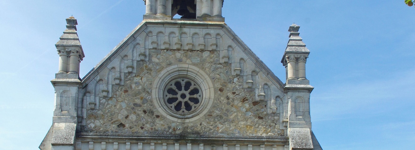 Argenton-sur-Creuse (Indre) Chapelle de la Bonne-Dame. A la fin du XIIe siècle une vaste forteresse, dotée de dix tours occupait presque deux hectares. "Pendant les guerres du moyen-âge, le château d'Argenton fut assiégé et pris plusieurs fois. Philippe Auguste s'en empara en 1188, et quatre cents après, le 15 mars 1589, Henri IV, dans une de ses lettres, manifeste toute sa joie d'avoir pu prendre miraculeusement une place aussi forte que l'était ce château. (...) Dès l'année 1564, l'intérieur du château n'offrait p^lus que des ruines, tandis que ses énormes tours présentaient encor un front redoutable. (...) Sous le ministère de Richelieu, la destruction du vieux château d'Argenton fut résolue, et des lettres patentes de Louis XIII, du 11 juillet 1632, ordonnèrent la levée des 20 000 livres nécessaires pour subvenir aux frais de cette démolition. Vingt ans plus tard, le parlement cherchant à renouveler les troubles de la Fronde, ordonna de fortifier de nouveau le château d'Argenton, auquel on travailla en 1630 et 1651; mais Louis XIV donna enfin l'ordre de faire sauter tout ce qui restait de ces fortifications." (Dictionnaire géographique, historique, industriel et commercial de toutes les communes de France et de plus de 20,000 hameaiux en dépendant. Par A Girault de Saint Fargeau - 1844) Seule la chapelle castrale fut gardée. La Chapelle de "La bonne Dame" est un reste très remanié, à la fin du 19e siècle, par l'architecte parisien Alfred Trolliet*, de l'ancienne chapelle castrale. La statue de la Bonne-Dame d'Argenton , l'Enfant Jésus sur son bras gauche, étend son bras droit sur la ville, faisant écho à la phrase sur le portail : Posuerunt me custodem, « Ils m'ont placé là pour les protéger ». Cette statue, réalisée en cuivre rouge, avec une charpente intérieure en fer, dorée à la feuille par la Société française d'ornements de Paris est montée en juillet 1899 sur le clocher de la nouvelle chapelle. La statue mesure 6,5 mètres de hauteur et pèse 3 tonnes. On doit à Alfred Trollier l'immeuble des 23 et 25 rue du Capitaine Lagache dans le 17ème à Paris, contruit en 1890.