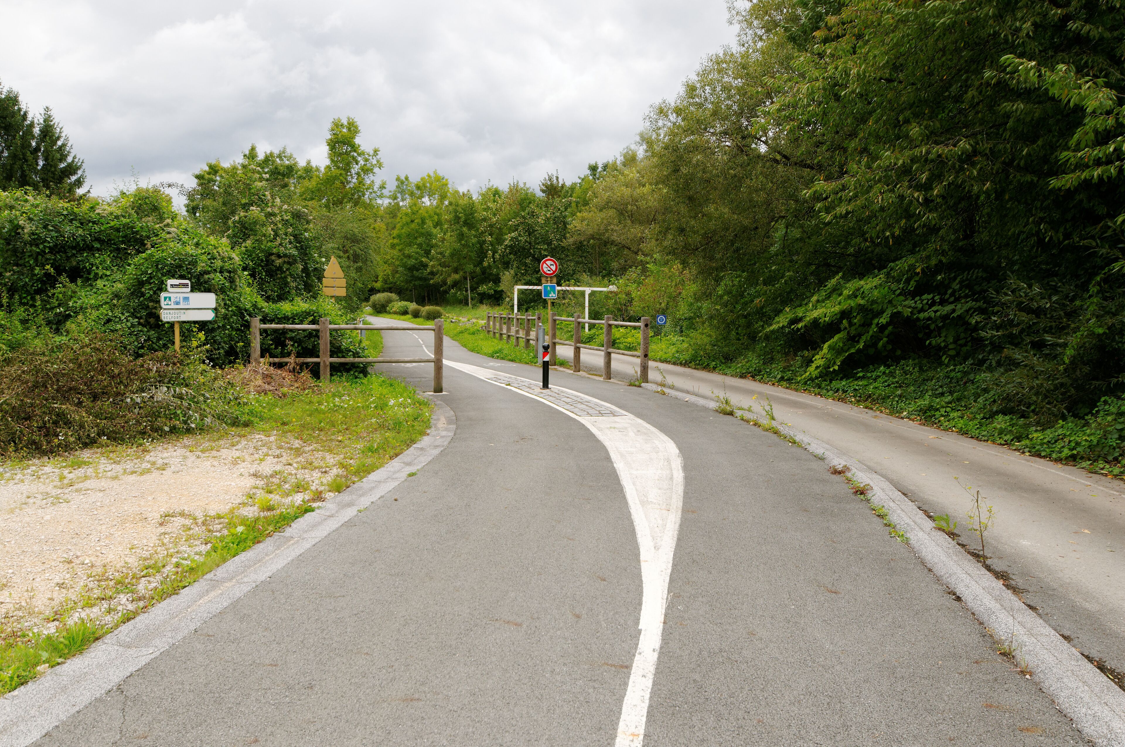 This file was uploaded with Commonist. La liaison cyclable FrancoVéloSuisse à Andelnans.